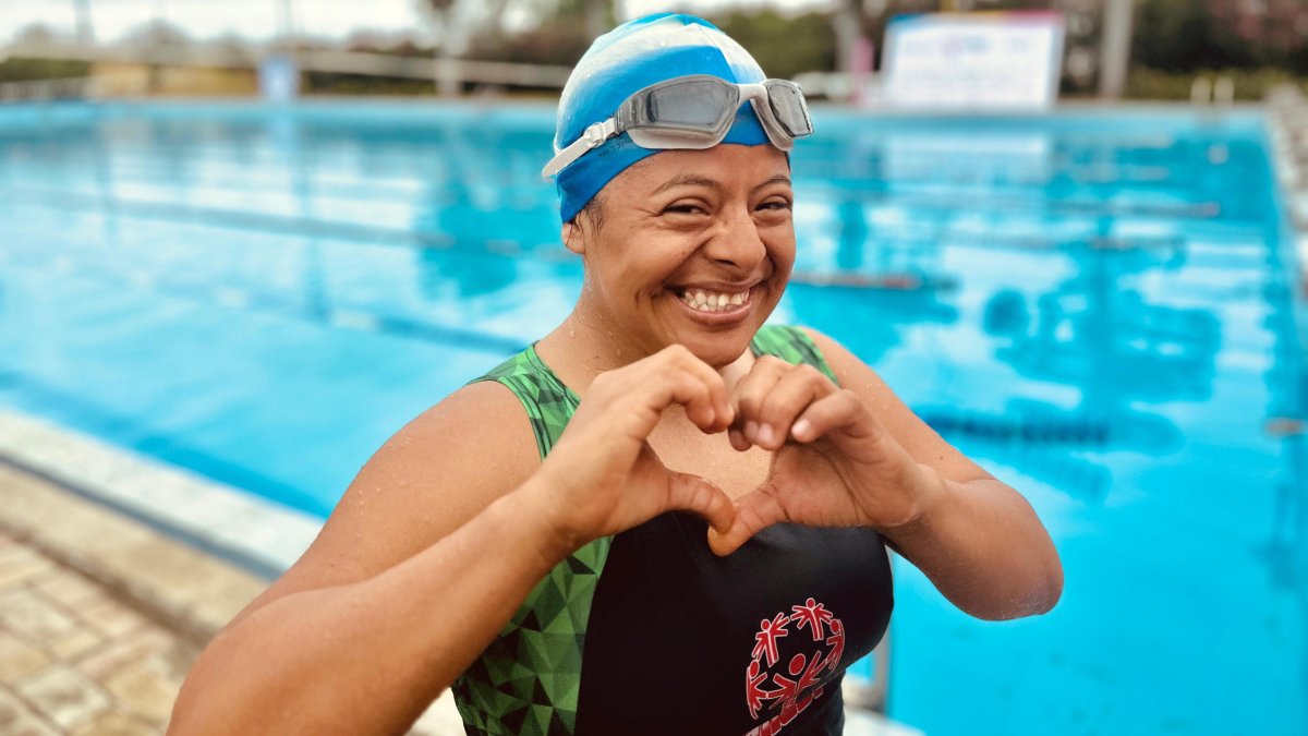 Una de las nadadoras de los Juegos Nacionales no duda en posar para la cámara con la mejor actitud.