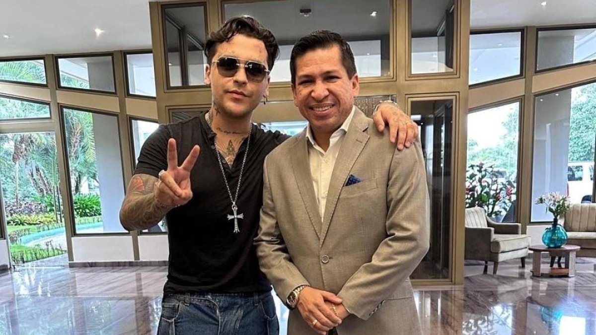 Christian Nodal junto a Darío Macas, alcalde de Machala.