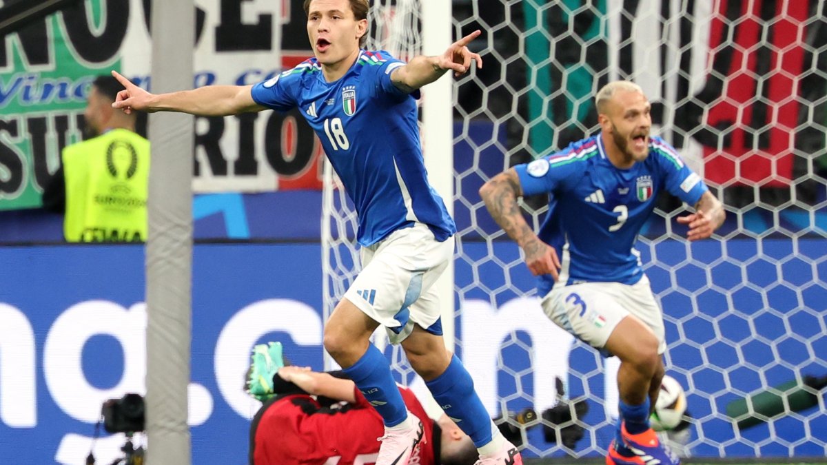 Nicolo Barella de Italia celebra el gol 2-1 durante el partido de fútbol del grupo B de la UEFA EURO 2024 entre Italia y Albania, en Dortmund, Alemania.