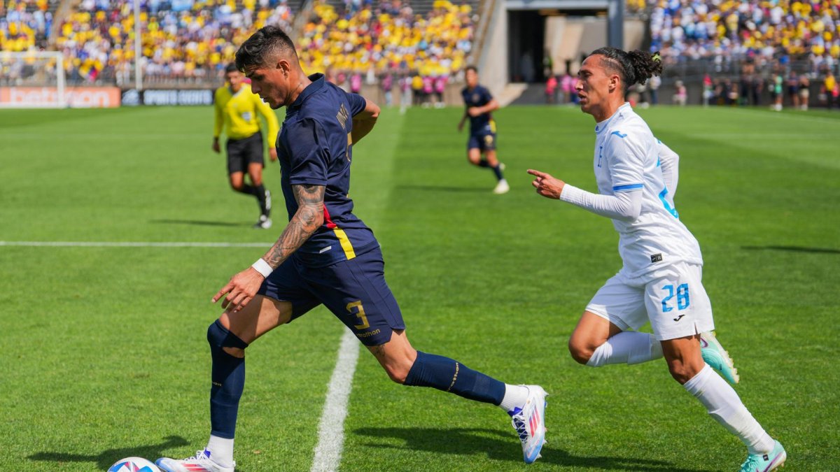 Carlos Mejía (d) de Honduras disputa el balón con Piero Hincapié de Ecuador durante un partido amistoso.