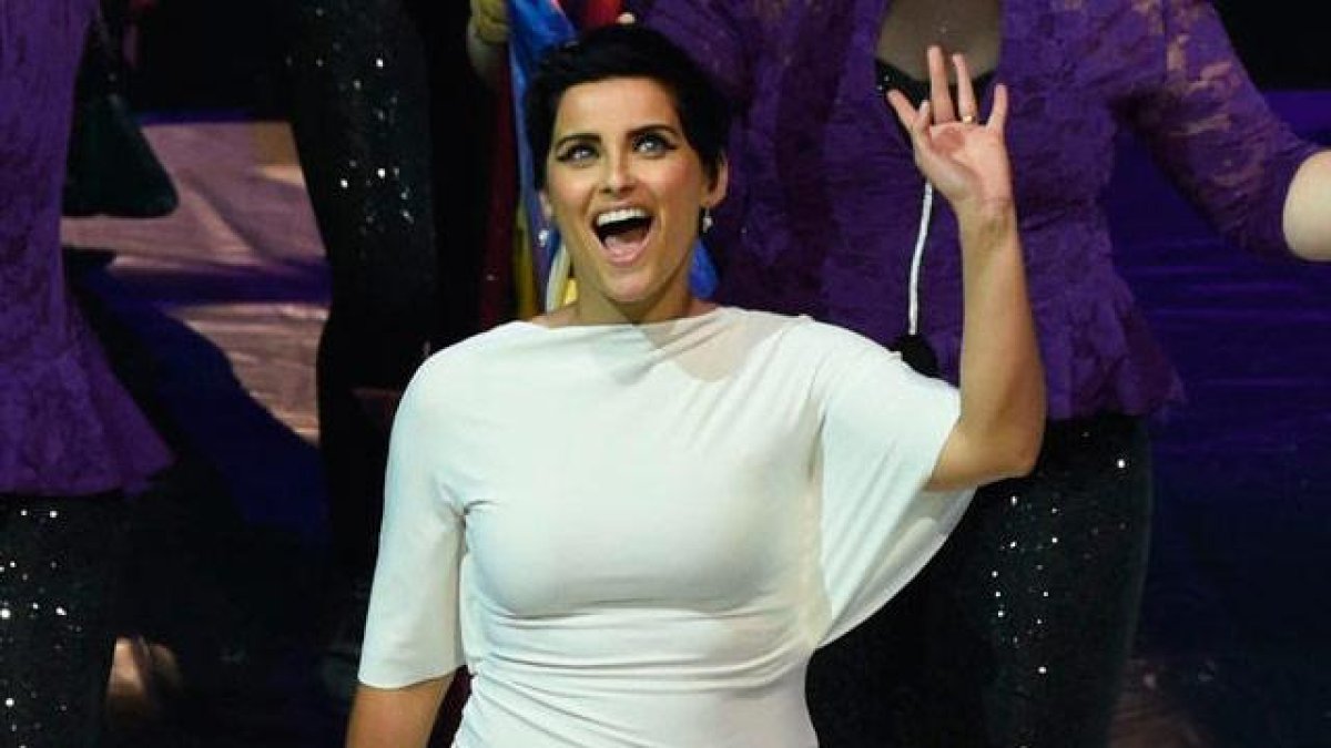 Mujeres empiezan a notar una acumulación progresiva de grasa especialmente en sus piernas y eventualmente también en sus brazos,