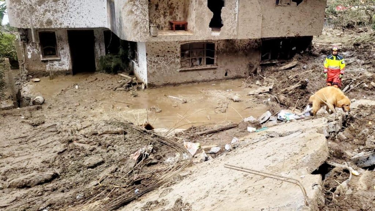 Bomberos de otras partes del país ayudan en las tareas de rescate de los desaparecidos tras aluviones y deslizamientos de tierra.