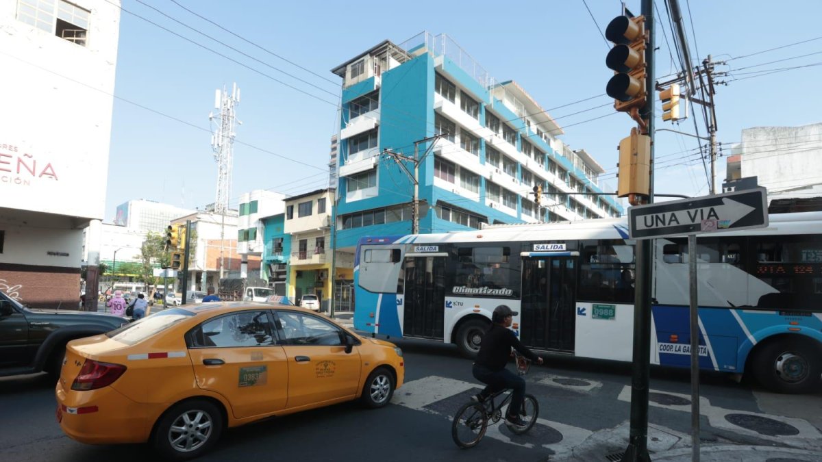Cortes de luz en Guayaquil generan caos vehicular.