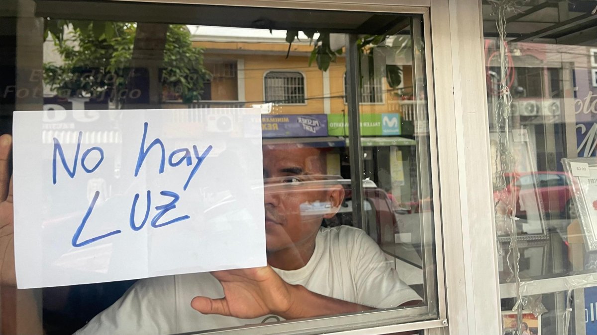 En un estudio de fotografía ubicado en el norte de Guayaquil, se informa a los clientes que no hay atención por el apagón. Otros negocios como las heladerías fueron también afectados económicamente.