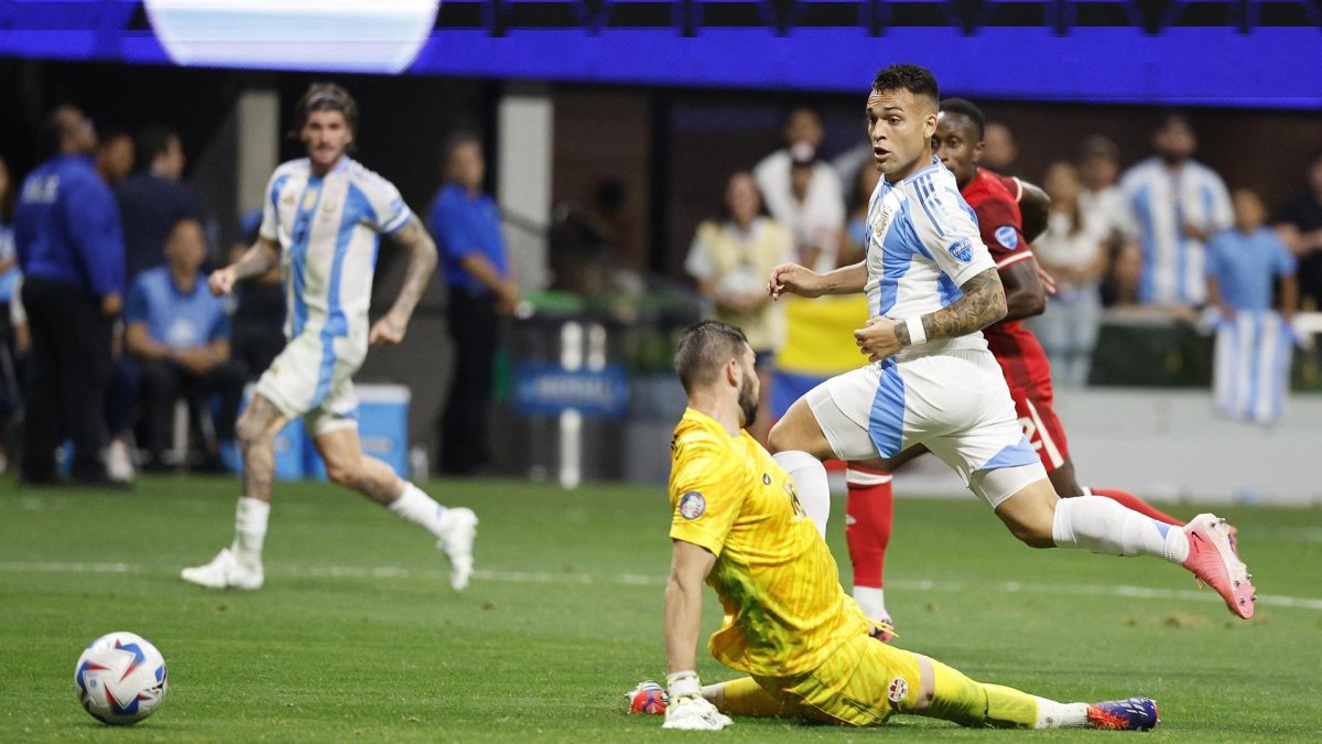 El argentino Lautaro Martinez anota frente al golero canadiense Maxime Crepeau, en el partido inaugural de la Copa América 2024.