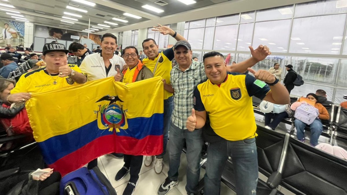 Un grupo de hinchas manabitas se encontraron en el aeropuerto de El Salvador y aprovecharon para fotografiarse y hablar de fútbol, antes del partido de la Tri.