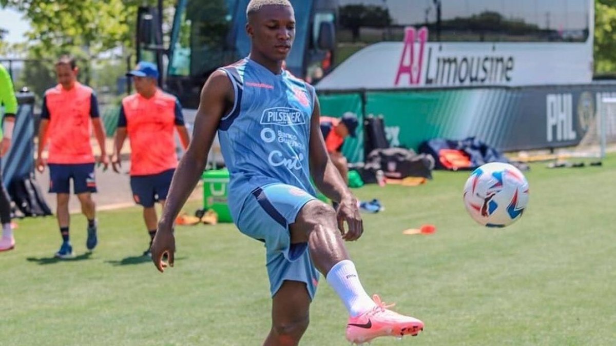 El volante del Chelsea inglés formó su carrera futbolística en la cancha El Hueco, en su natal Santo Domingo.