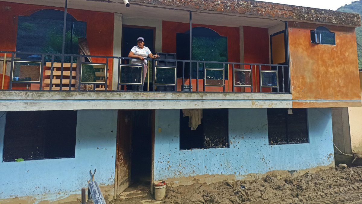 En los albergues, los damnificados que han sido reubicados se resignan al abandono sus casas que están en la zona mas afectadas.