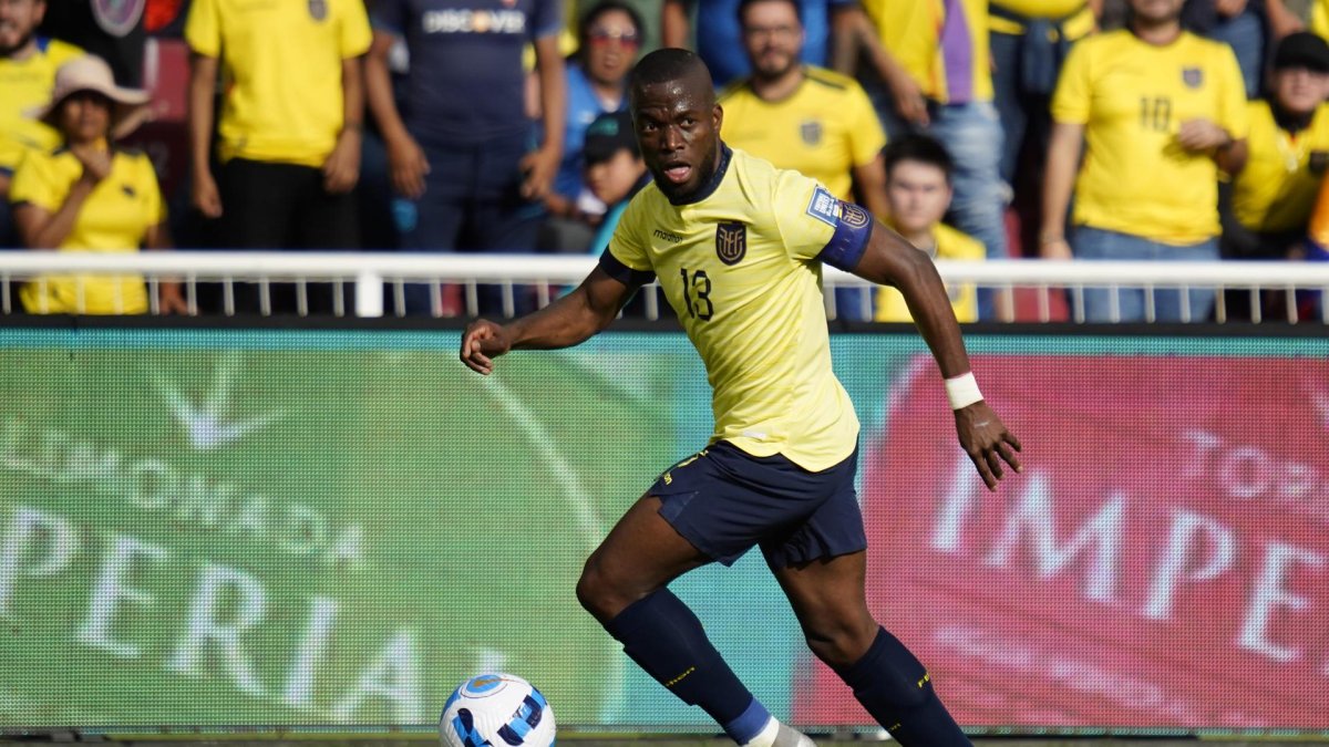 Enner Valencia se llevó una roja en el partido contra Venezuela.