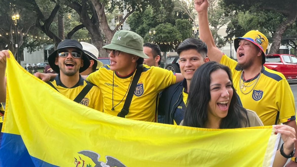 Hugo Roca, con el brazo alzado, arenga a los jugadores de la Tri, a quienes todavía les tiene esperanzas en el torneo.