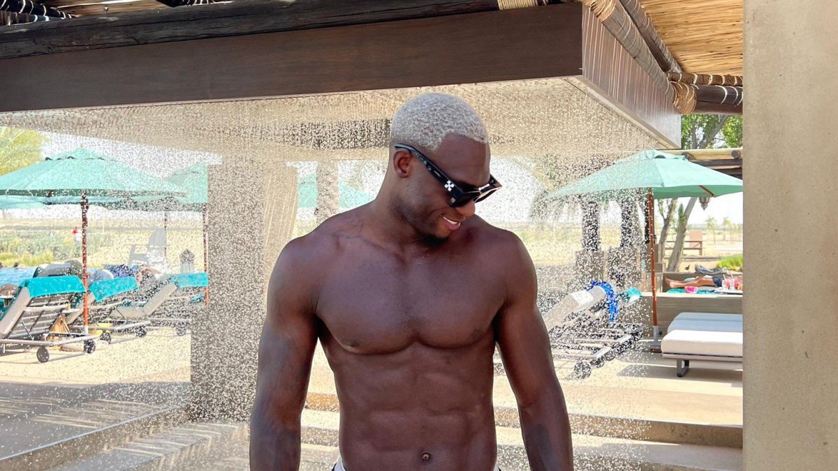 Felipe Caicedo con el pelo pintado de amarillo.