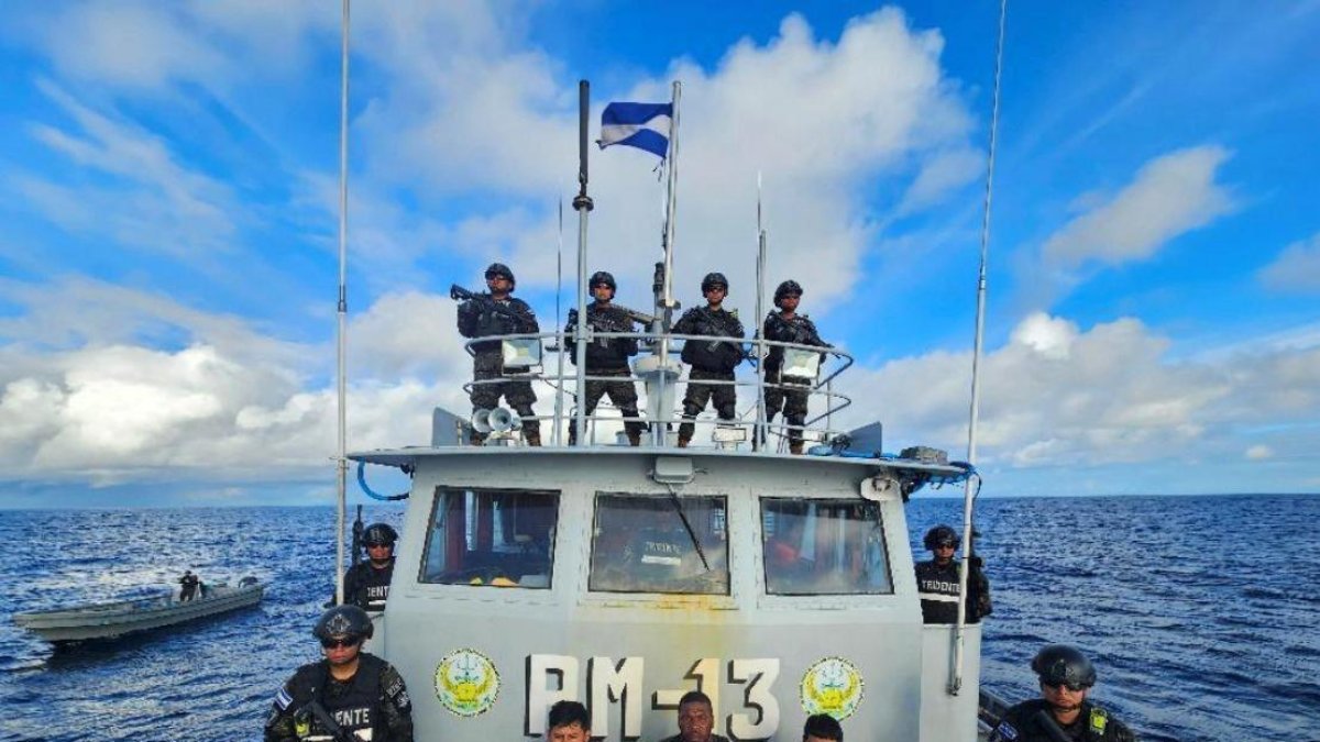 Dos ecuatorianos y un colombiano iban a bordo de la embarcación que fue incautada por fuerzas especiales de El Salvador.