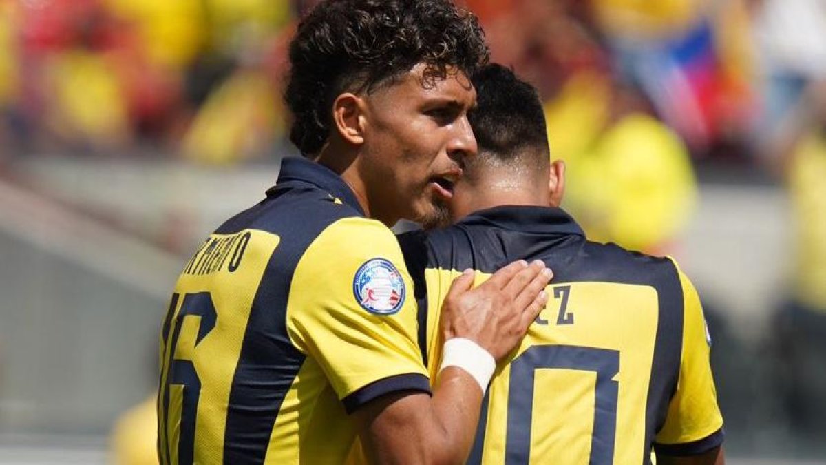 Jeremy Sarmiento y Kendry Páez jugadores de Ecuador que estarán ante Jamaica.