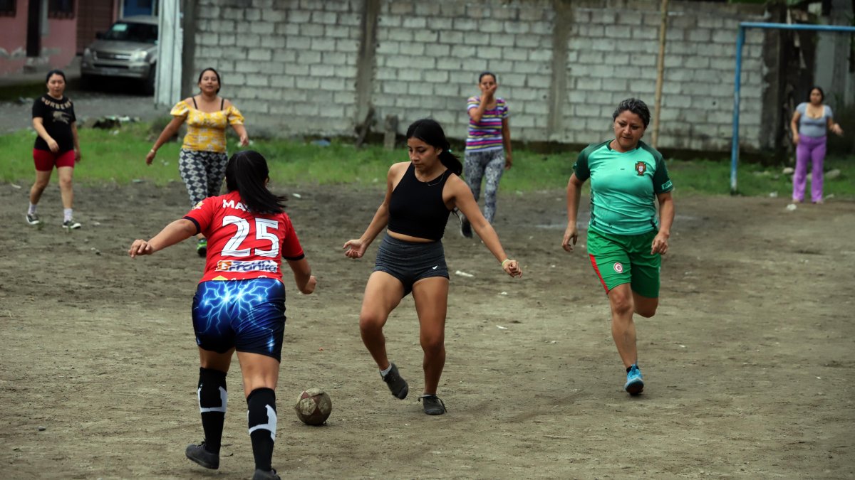 Mujeres entre los 12 y 43 años se reúnen todas las tardes en El Hueco, a jugar el índor fútbol. Los domingos lo reservan para jugar campeonatos barriales.
