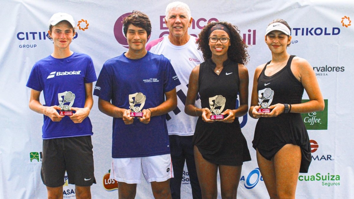 Ángel Véliz y Ligaya Murray (c) con los trofeos de campeones del torneo y su organizador, Andrés Gómez.