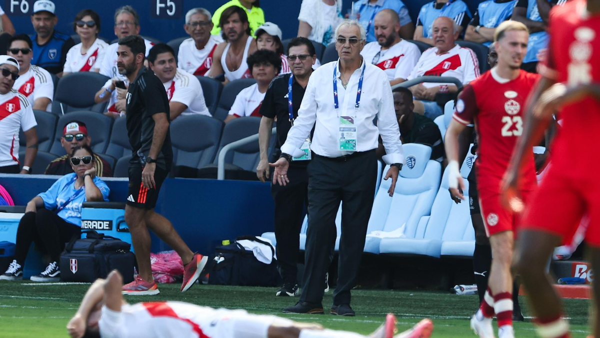 El entrenador de Perú, Jorge Fossati (C), observa a Piero Quispe en el campo durante la primera mitad del partido del grupo A de la CONMEBOL Copa América 2024 entre Perú y Canadá, en Kansas City, Kansas, EE. UU., el 25 de junio de 2024.