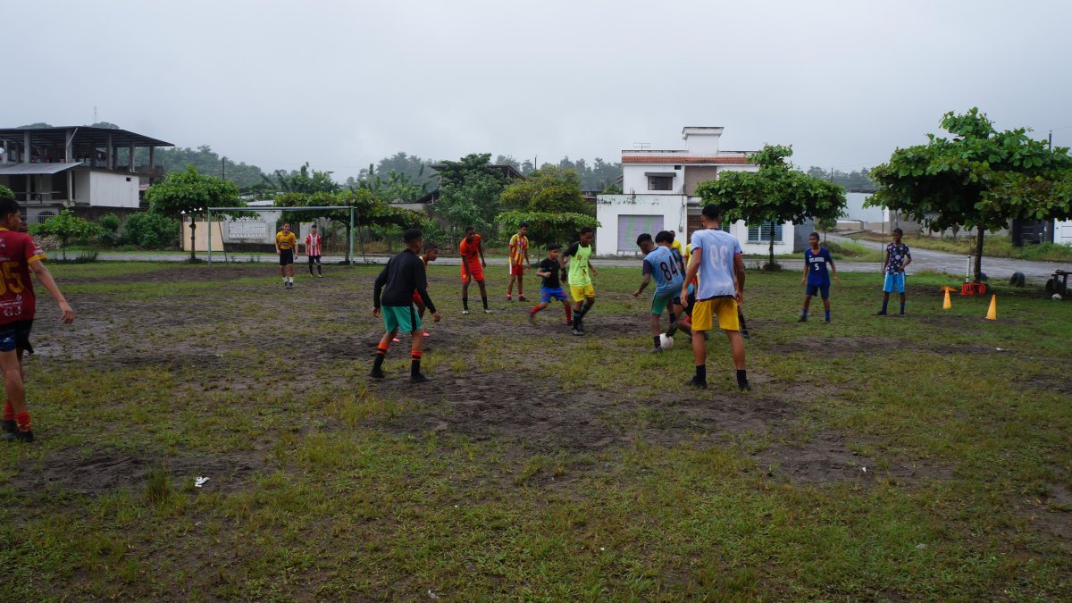 La cancha rústica de Huracán, en el sector Valle Alto, en Quinindé, guarda aún los sueños de niños y jóvenes.