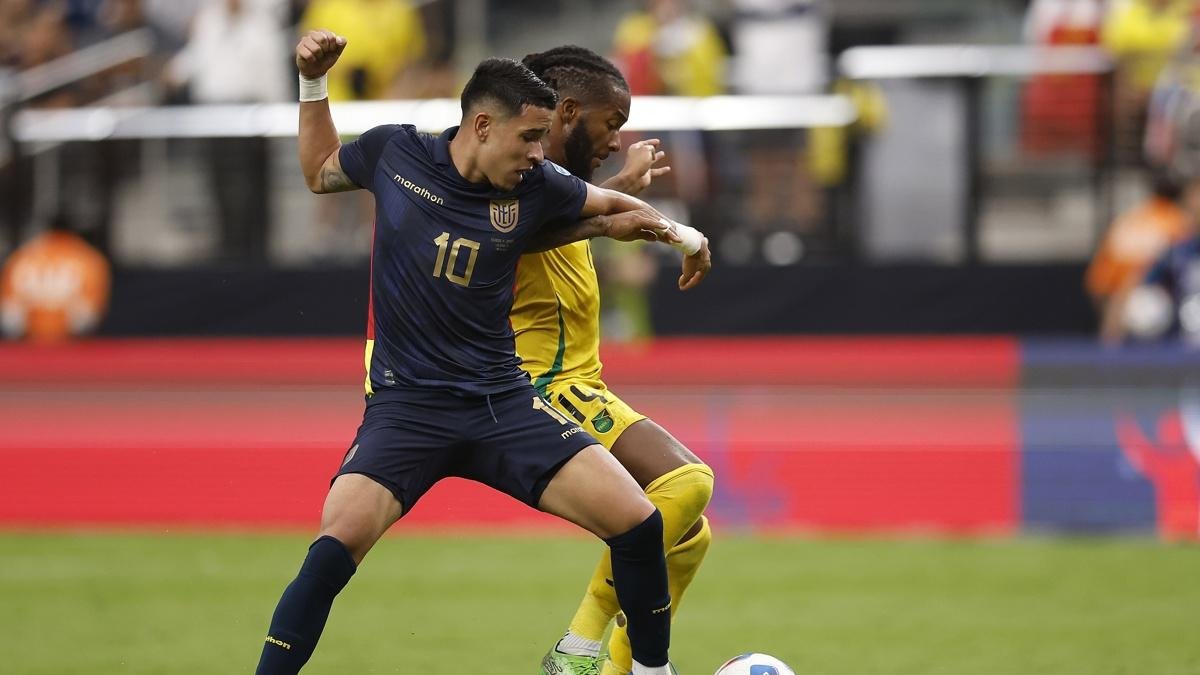 El centrocampista ecuatoriano Kendry Páez (i) fue registrado este miércoles, 26 de junio, al disputar un balón con el volante jamaiquino Kasey Palmer.