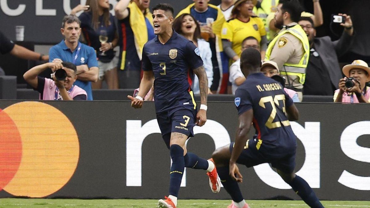 Piero Hincapié (i) celebra su primer gol en la Copa América 2024