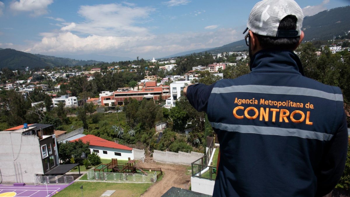Personal de la AMC acudió al predio para notificar a las personas sobre la sanción por contaminar la quebrada.
