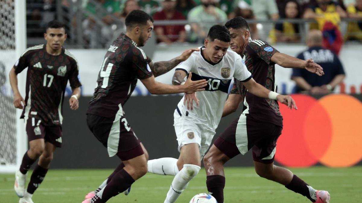 Kendry Páez de Ecuador (C) en acción durante el partido de fútbol del grupo B de la CONMEBOL Copa América 2024 entre México y Ecuador en Glendale, Arizona, EE.UU., el 30 de junio de 2024.