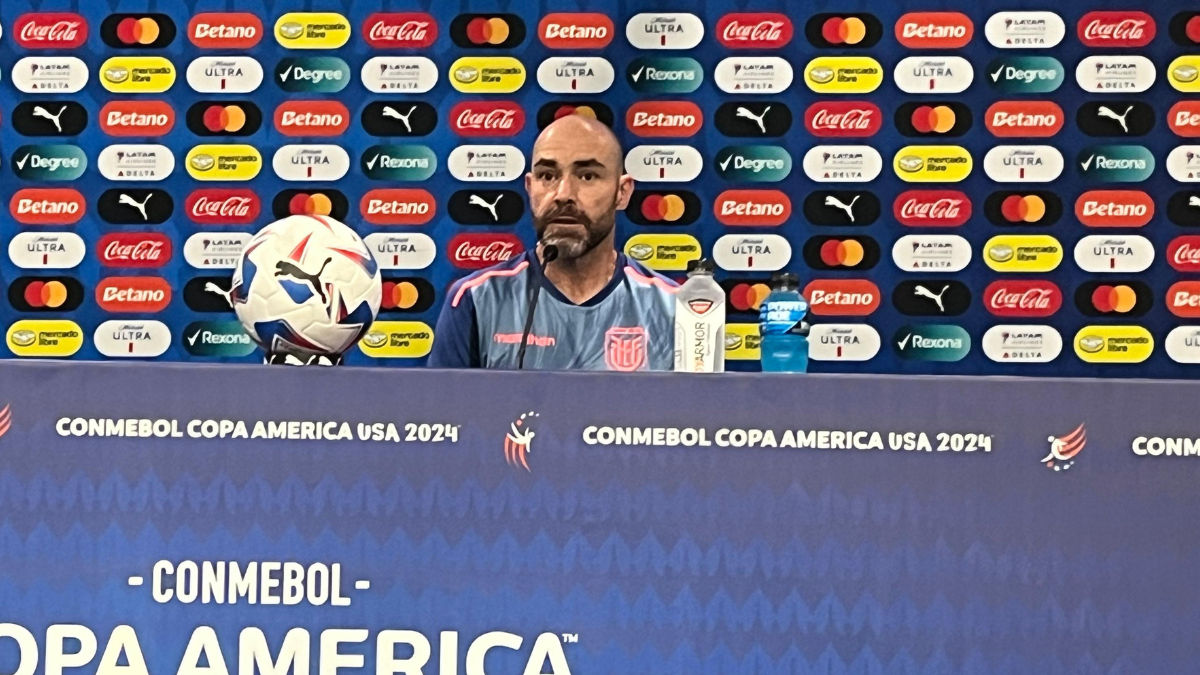 El director técnico de la selección ecuatoriana en una rueda de prensa tras clasificar a los cuartos de final.
