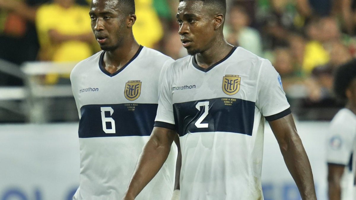 William Pacho (i) y Félix Torres, muestran si contrariedad en uno de los pasajes del partido del domingo pasado en el apretado empate ante México.