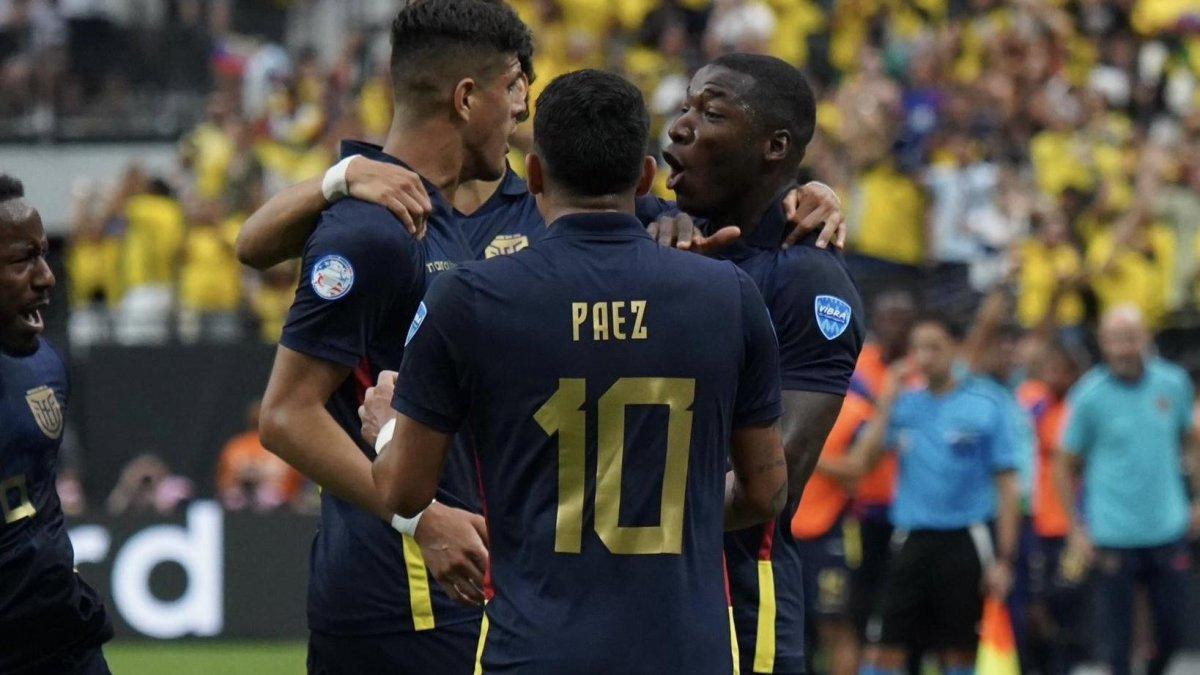 Piero Hincapié (i) festeja un gol junto a Kendry Páez y Moisés Caicedo en la Copa América 2024