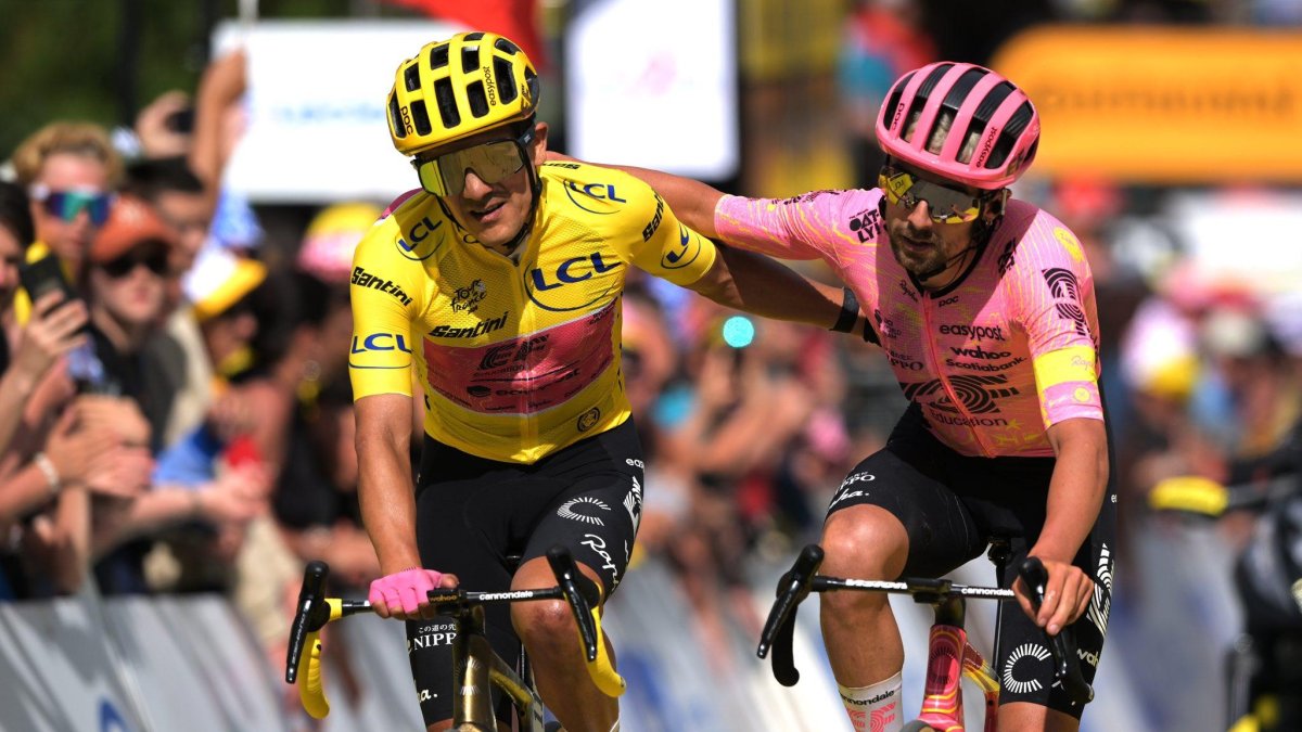 Richard Carapaz (i) tuvo la ayuda de Ben Healy (d) para llegar a la meta.