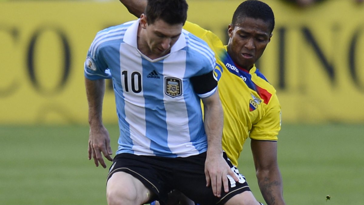 Antonio Valencia (d) enfrentando a Lionel Messi en Eliminatorias Sudamericanas