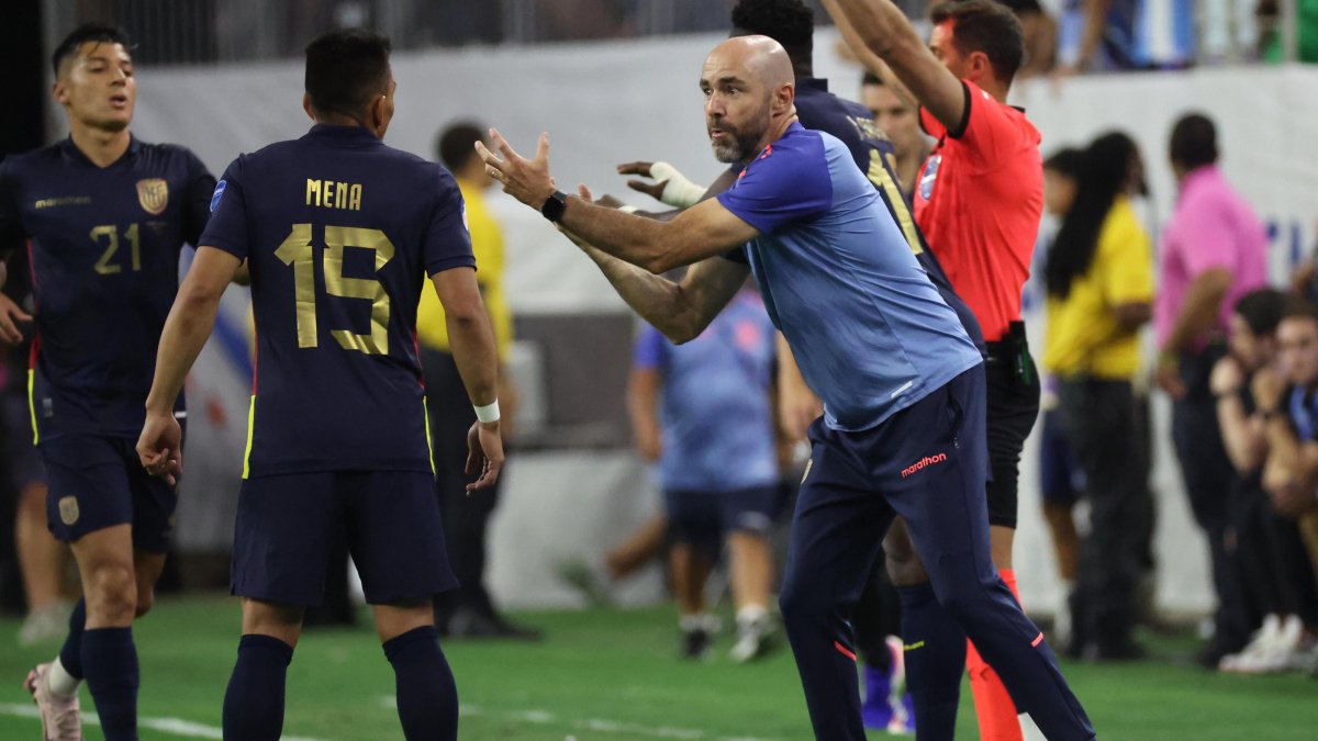 El director técnico Félix Sánchez da indicaciones a Ángel Mena en el partido ante Argentina