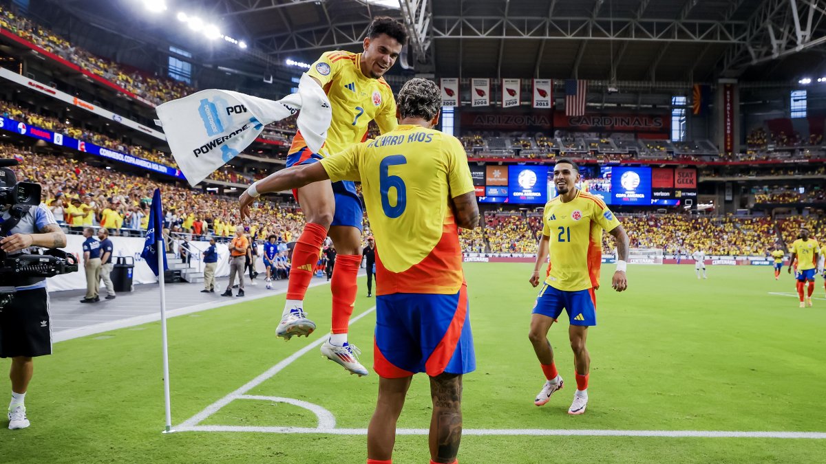 Richard Ríos (C) de Colombia celebra con Luis Díaz (Izq.) y Daniel Muñoz (Der.) después de marcar el cuarto gol contra Panamá.