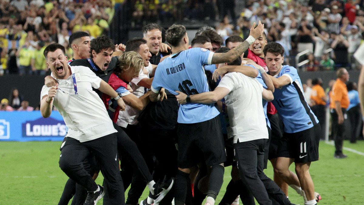 El equipo de Uruguay celebra que, tras la tanda de penaltis, venció a Brasil y se clasificó a semifinales de la Copa América