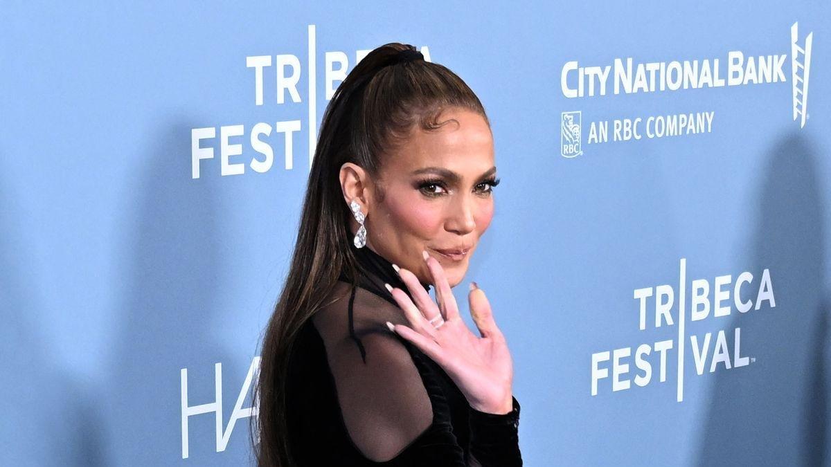 Fue la primera artista en tener un álbum y una película número uno en la misma semana (álbum 