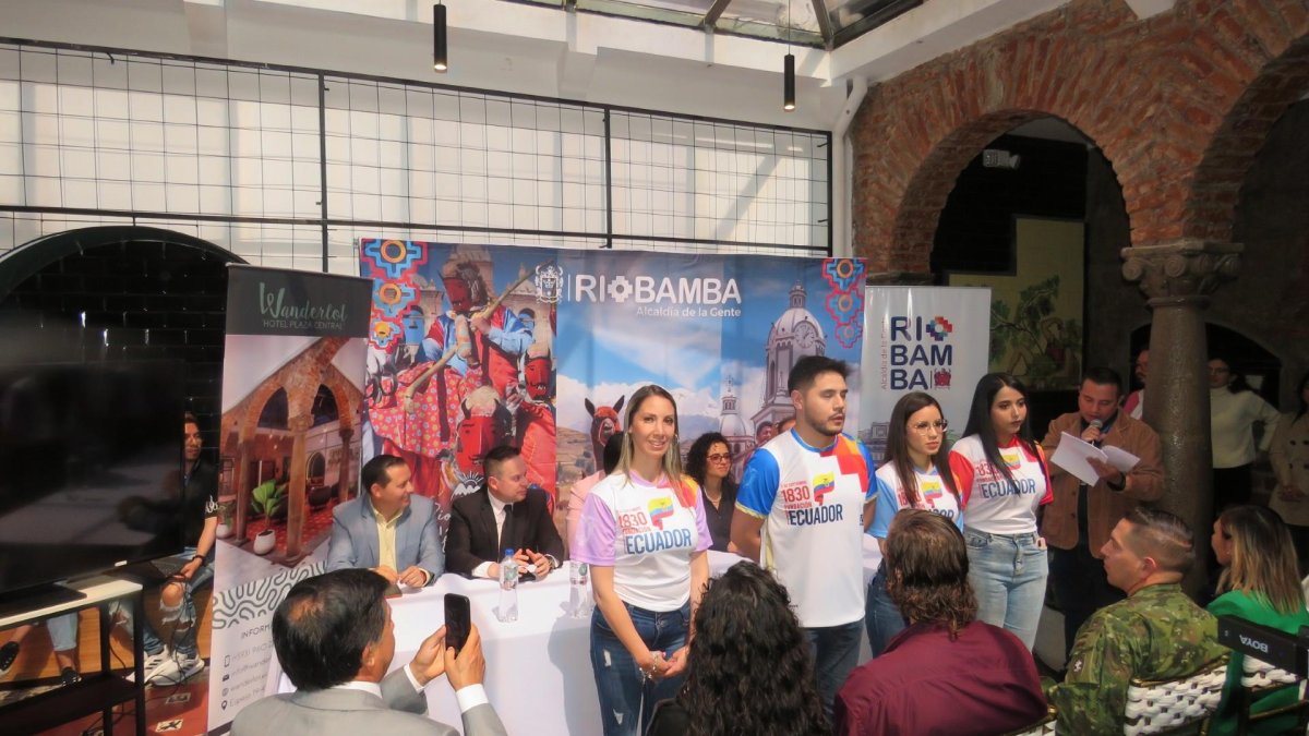 La Alcaldía riobambeña mostró los uniformes para el próximo 7 de septiembre.