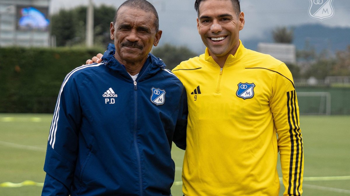 El futbolista colombiano posa con el técnico del equipo que lo anunció el mes pasado como refuerzo, Millonarios.