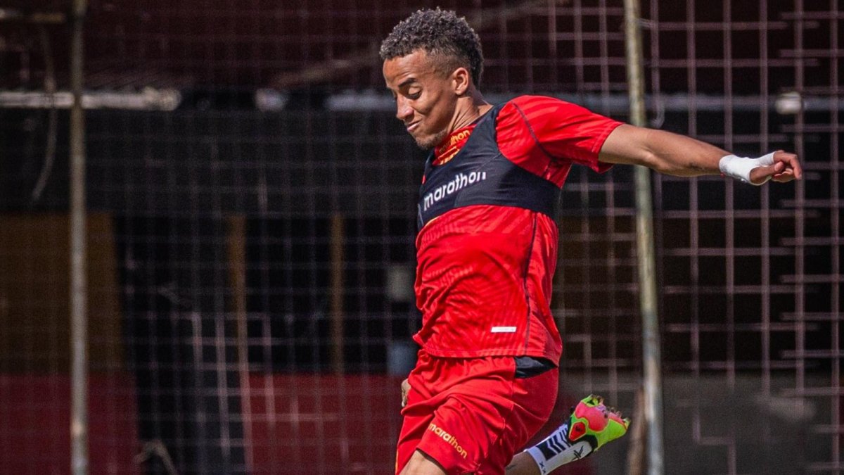 El lateral derecho Byron Castillo entrena de manera normal previo al encuentro ante Bragantino