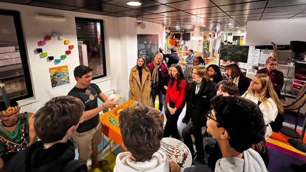 Difusión. Uno de los jóvenes exhibe parte del trabajo cultural.