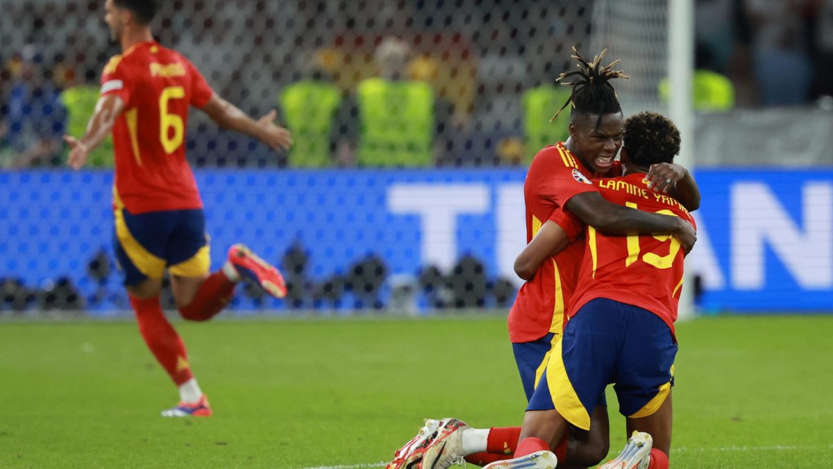 Nico Williams (22 años) y Lamine Yamal (17) se abrazan para festejar el título español.