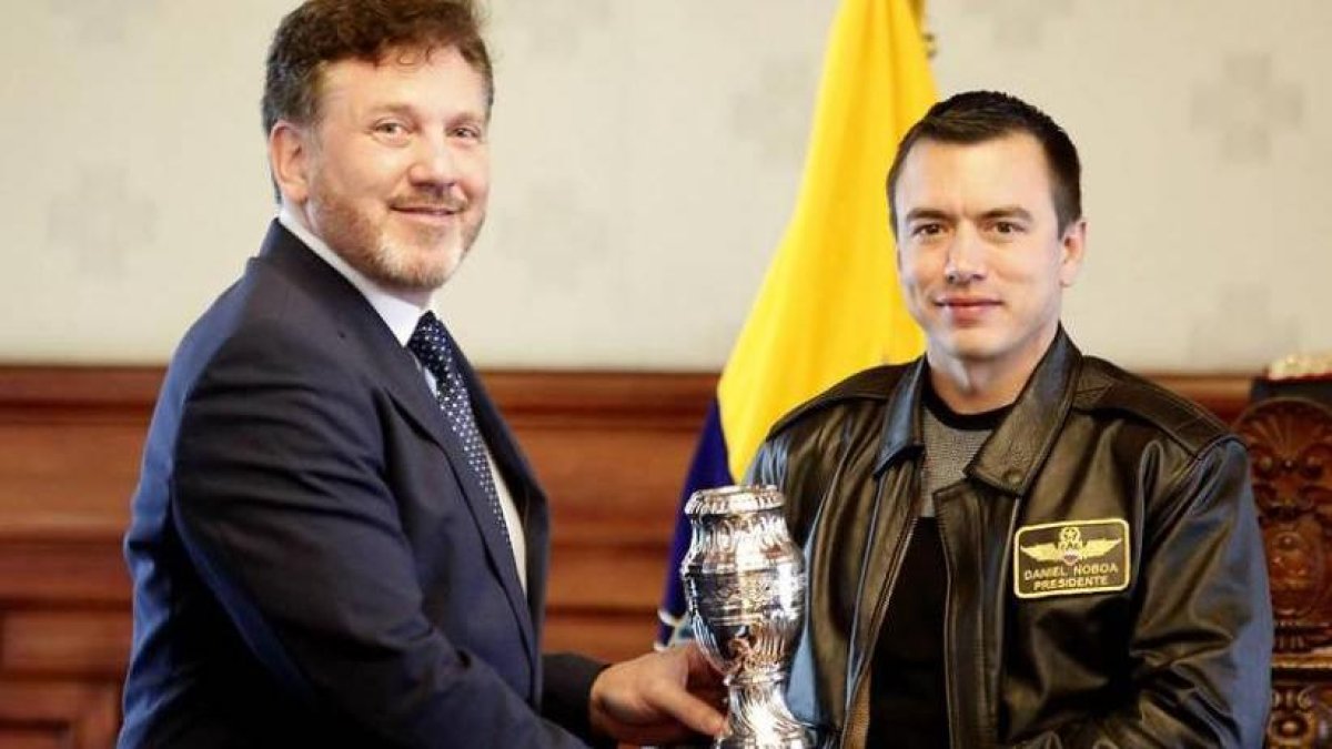 El presidente de Conmebol Alejandro Domínguez (i) visitó al Primer Mandatario de Ecuador Daniel Noboa