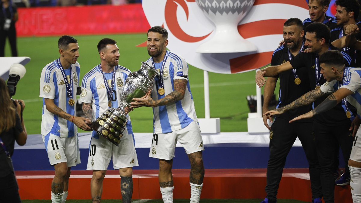 Ángel Di Maria (i), Lionel Messi y Nicolás Otamendi, tres los máximos referentes antes de levantar el bicampeonato de América.