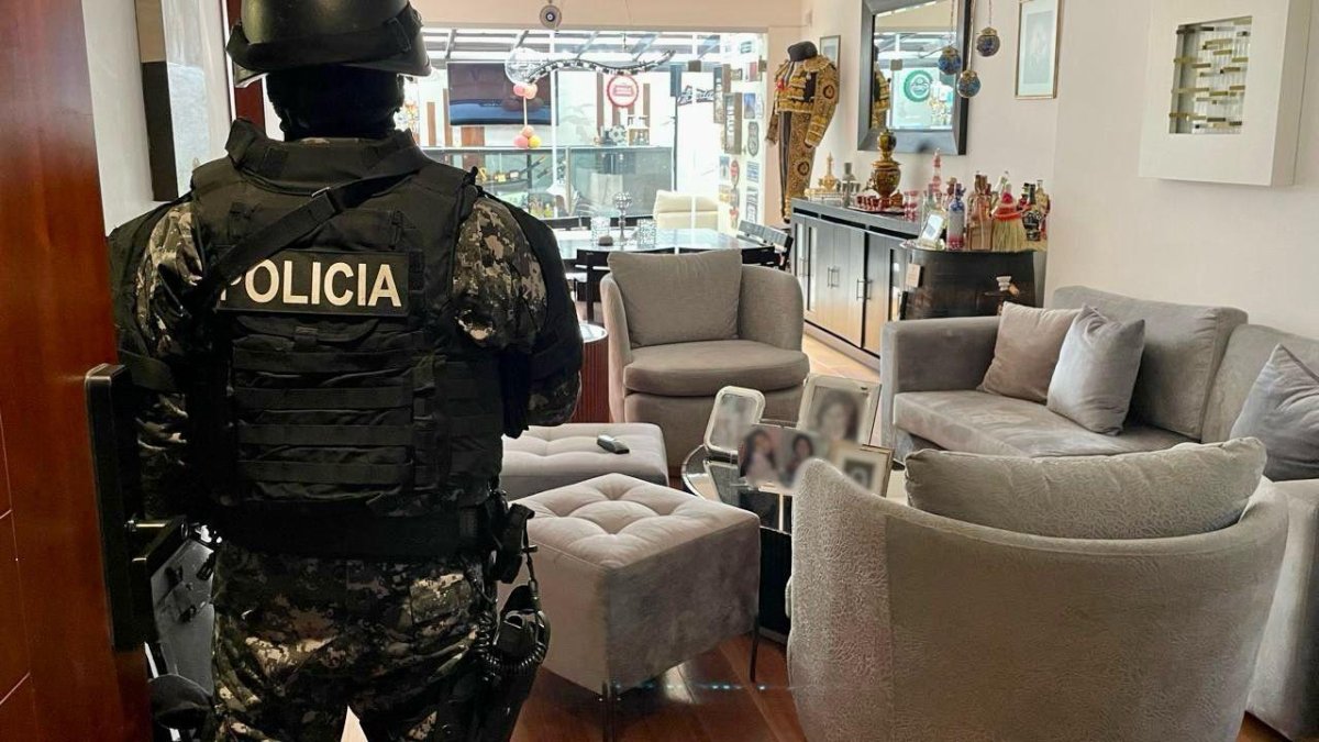 Este 16 de julio de 2024, la Policía Nacional ejecutó allanamientos, en Quito, por un caso de lavado de activos que involucra a un funcionario de la UAFE.