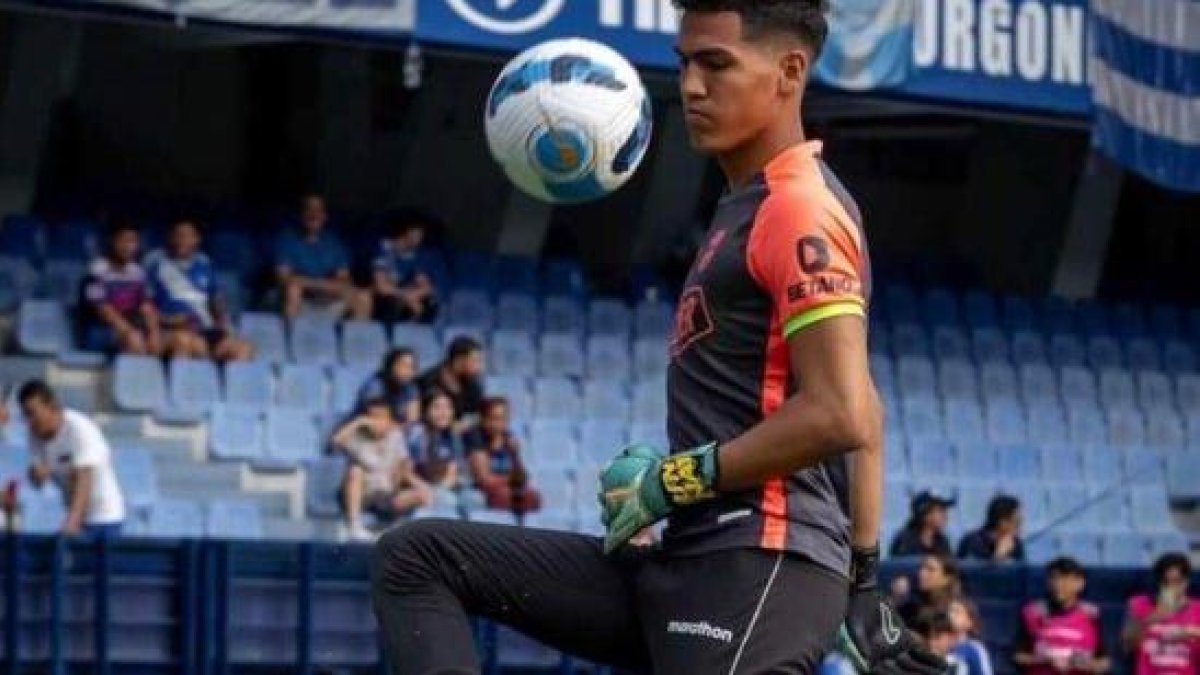 Cornejo, de 20 años, habría sufrido una fuerte caída en el baño, lo que provocó su estado delicado de salud.