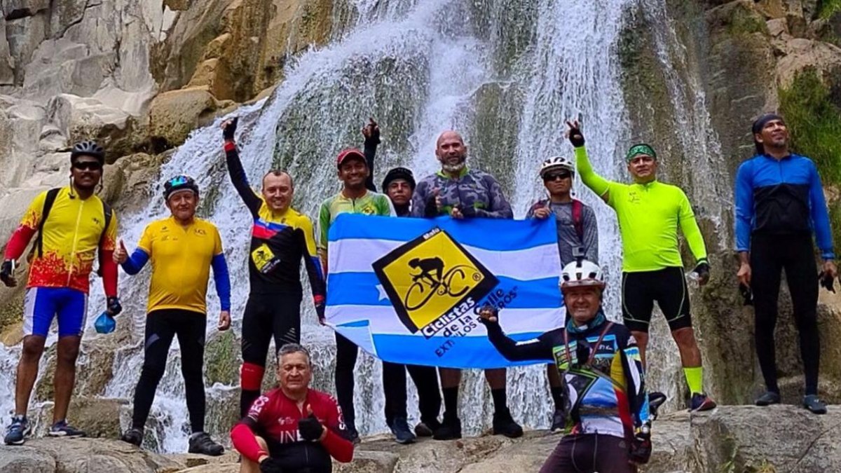 Los pedalistas al coronar el destino en el cantón manabita.