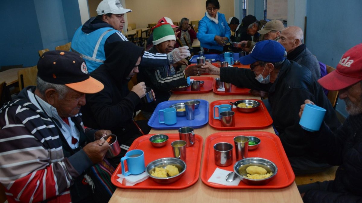 A las 06:00, el día empieza en el Hogar Comunidad Calle. Hasta junio ha recibido a 1.166 personas. Con otras casas suman 3.303 huéspedes.