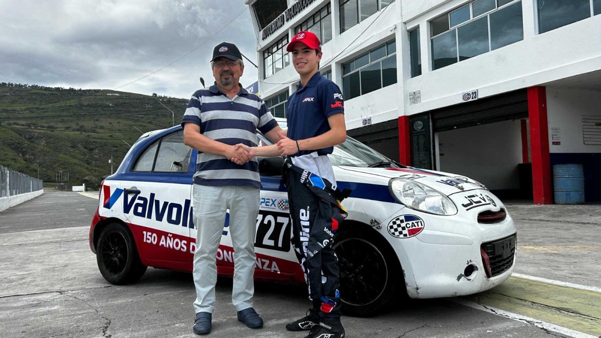 Leonidas Drouet (d), piloto guayaquileño.