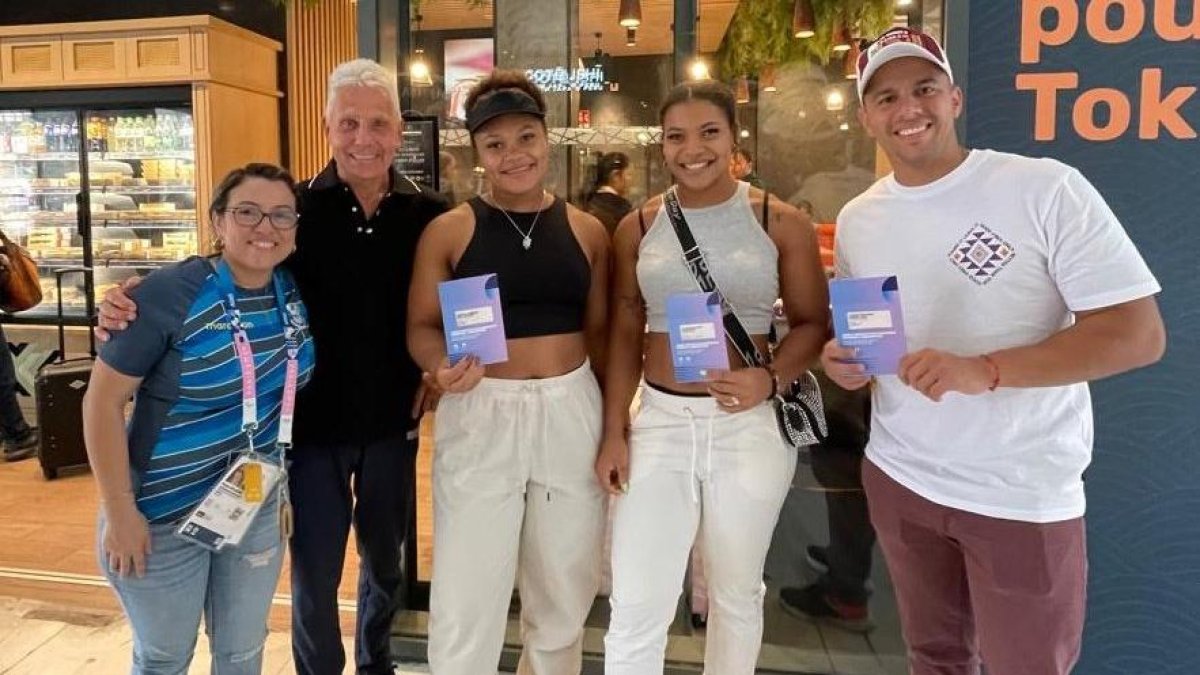 Las hermanas halteristas Neisi Dajomes y Angie Palacios, junto al equipo llegaron a París