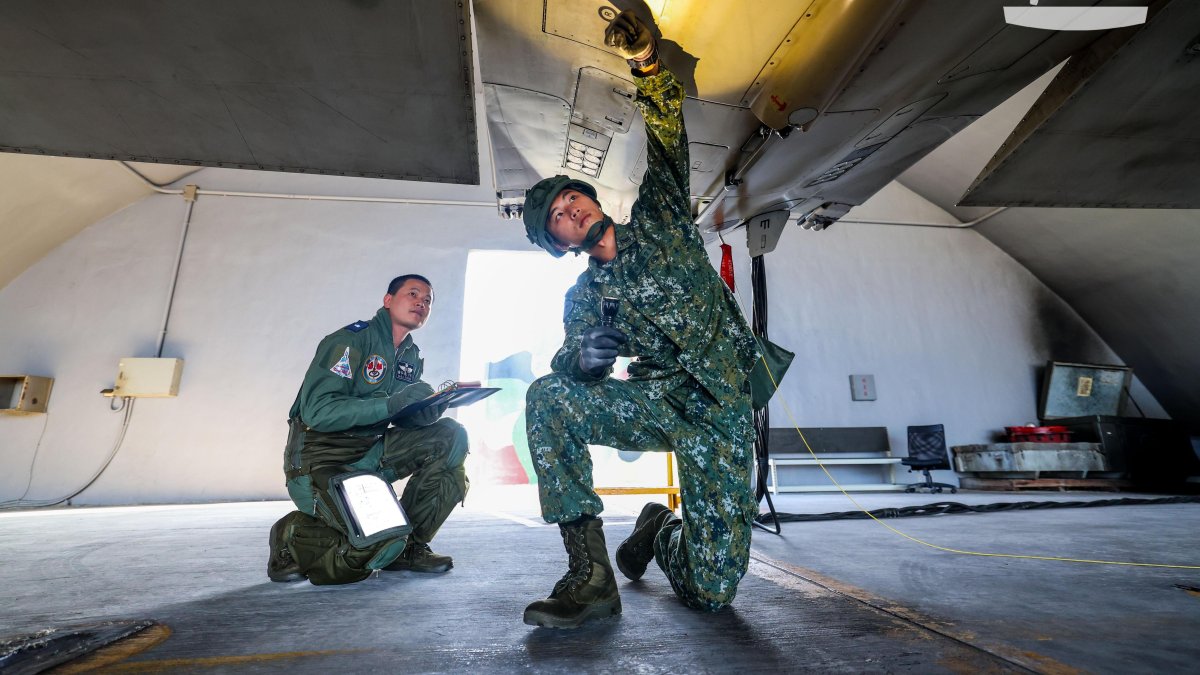 Personal de la Fuerza Aérea de Taiwán inspeccionan aviones de combate previo los ejercicios militares anuales Han Kuang en Hualien.