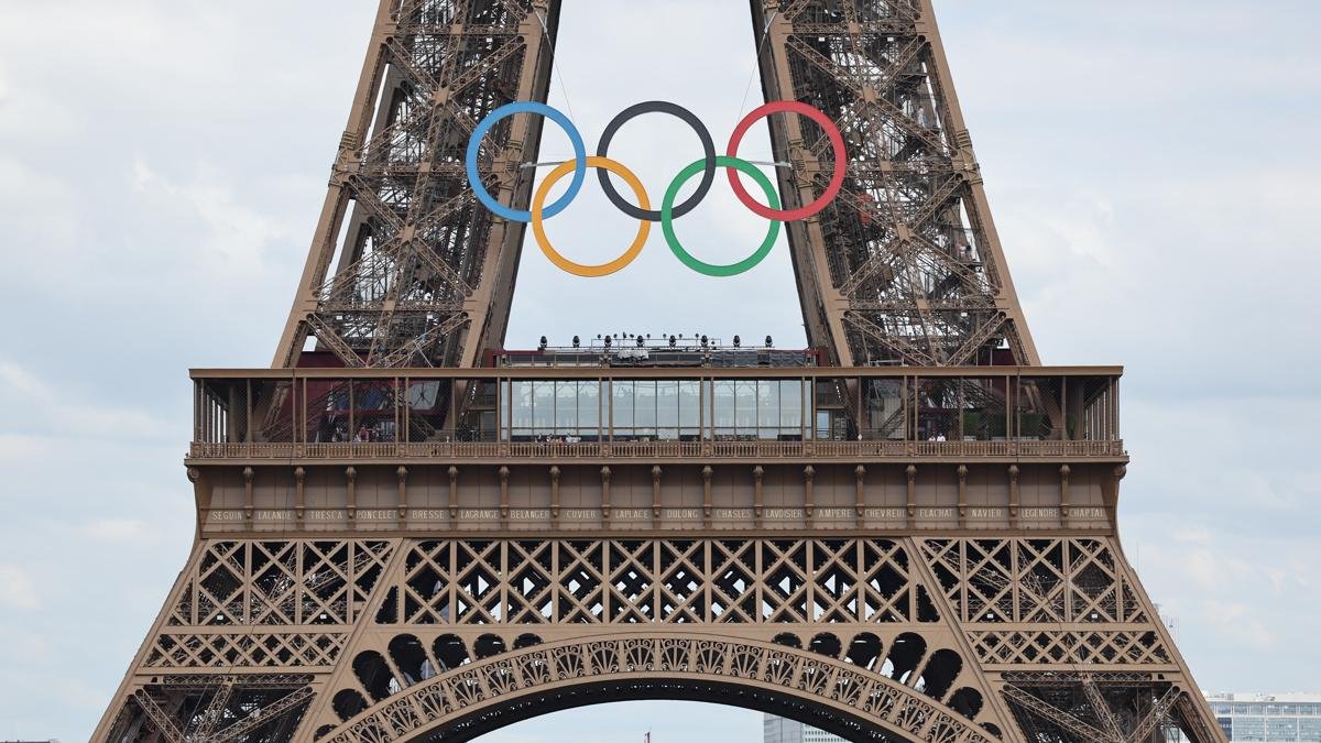 Fotografía de la Torre Eiffel con el símbolo de los Juegos Olímpicos 2024 este martes, en París.
