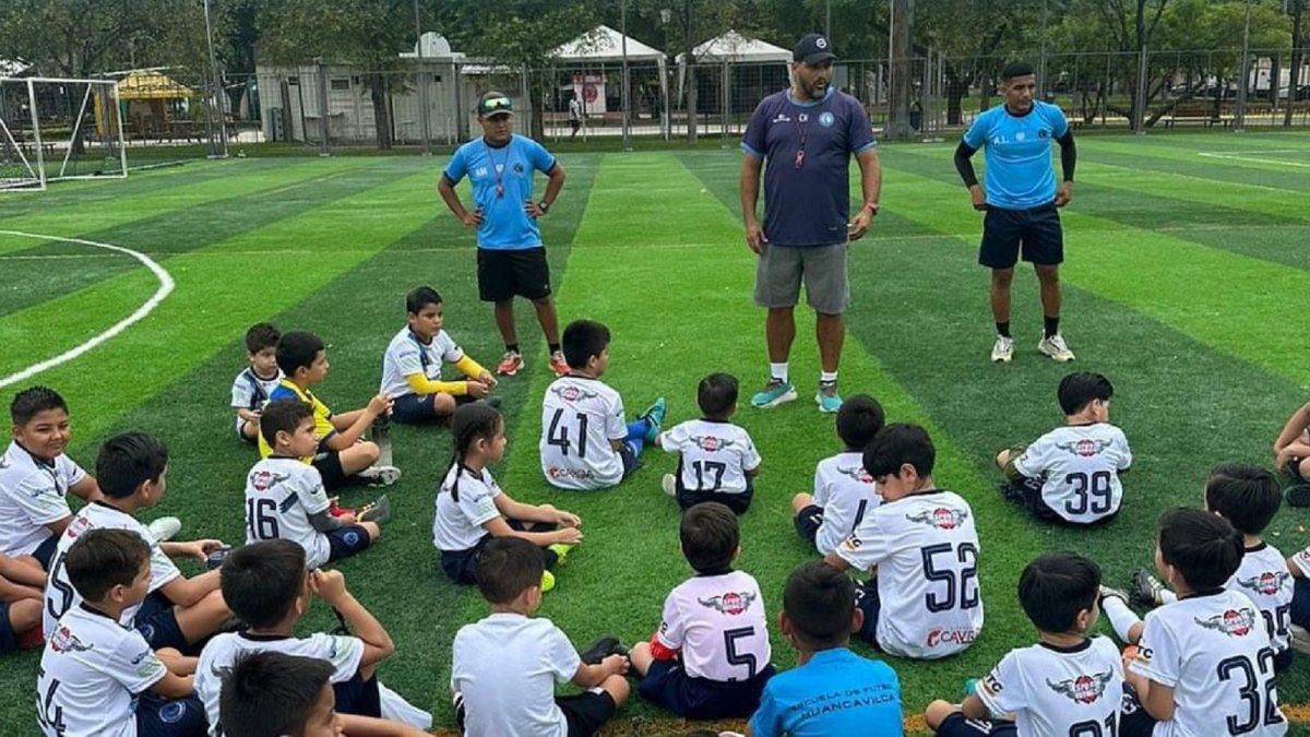 Carlos Hidalgo dirigiendo a su escuela en Manabí.